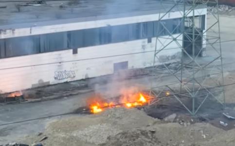 IZBIO POŽAR NA NOVOM BEOGRADU, SUMNJA SE DA JE PODMETNUT: Vatra izbila u krugu starih pogona IMT-a, grupa tinejdžera snimljena kako beži (VIDEO)