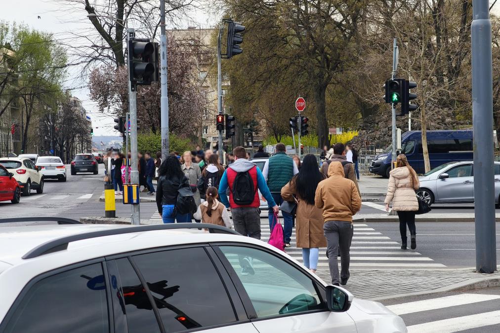 "Zašto ne pali zeleno svetlo?!" Vozači u Srbiji besne na "pametne" semafore, a ne znaju za jedno prosto pravilo koje menja sve