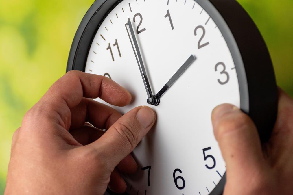 Ne zaboravite da pomerite kazaljke, uskoro počinje letnje računanje vremena: Ranije nego prethodnih godina