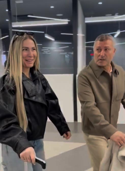 (FOTO/ VIDEO) VESNA I ĐOLE STIGLI U BEOGRAD: Ona bez šminke i sa rancem, Đogani kao sa modne piste 