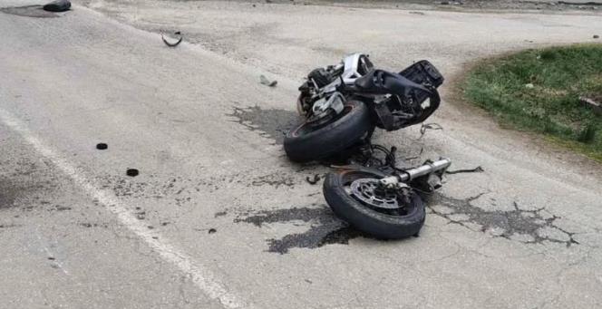 JEZIVE SLIKE NESREĆE U POŽEGI: Motor prepolovljen, auto uništen od siline udarca - poznato stanje vozača (foto)