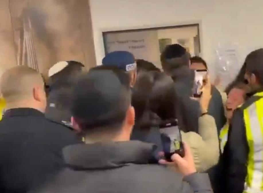 IZRAELKA NAPALA MINISTRA I DESNIČARA BEN-GVIRA! "Ti si jevrejski nacista, donosiš samo smrt, nemaš šta da tražiš ovde, idi iz mog grada" (VIDEO)