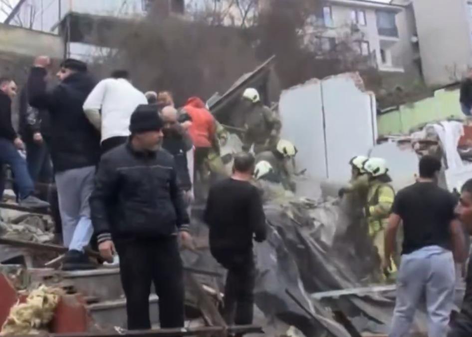 EKSPLOZIJA U CENTRU ISTANBULA! Urušile se dve zgrade, devet ljudi zarobljeno, objavljeni ZASTRAŠUJUĆI snimci! (VIDEO)