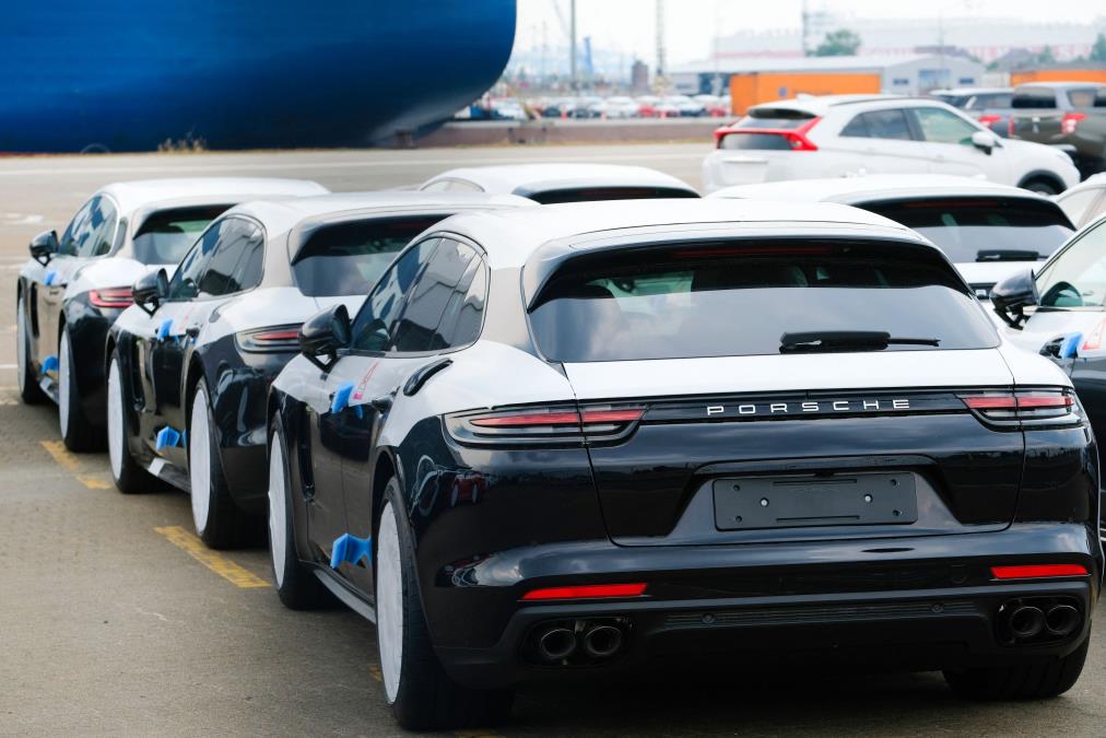 HILJADE LUKSUZNIH AUTOMOBILA ZAROBLJENO NA MESTU GDE JE ZABRANJENO VOZITI Konvoji Poršea krenuli u Dubai, pa završili na mestu bez ulica! Od luksuza do APSURDA