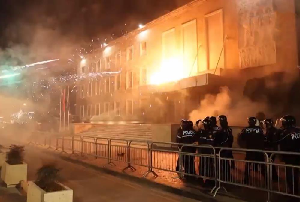 ESKALIRALI PROTESTI U TIRANI! Bačeni molotovljevi kokteli na kancelariju premijera Rame, policija VODENIM TOPOVIMA rasterivala demonstrante (VIDEO) 