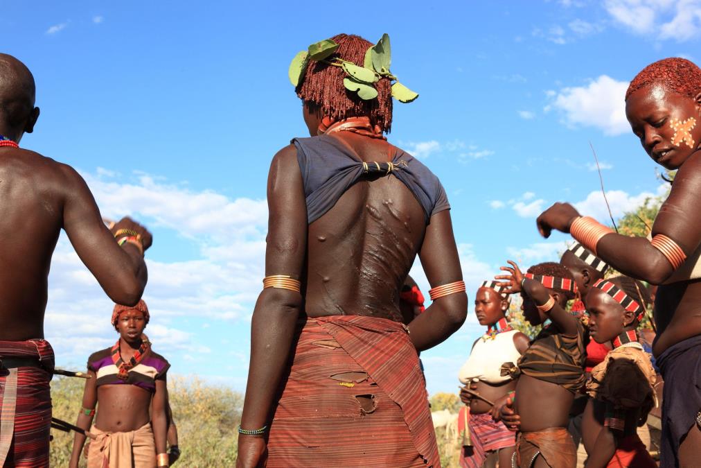 Žene bičuju do krvi, a muškarci preskaču goveda: Vrištanje je strogo zabranjeno, majke muške dece nose posebno breme
