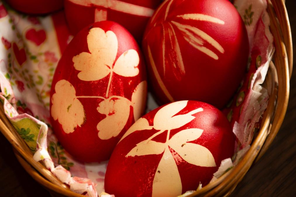 Greške zbog kojih vam farbanje jaja u lukovini nije uspelo prošle godine: Izbegnite ih i za ovaj Uskrs će boja biti savršena