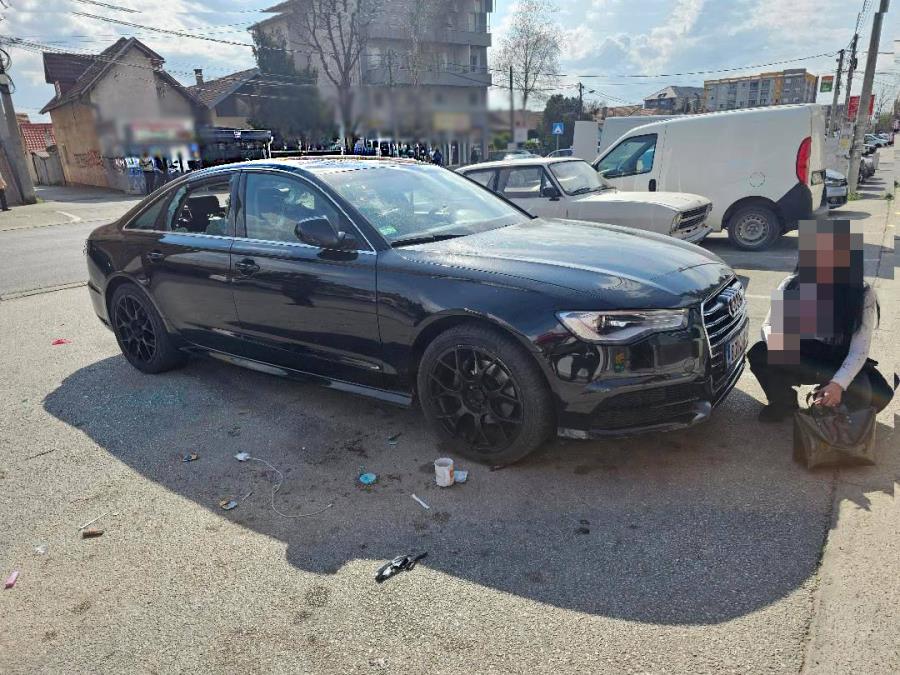 UZNEMIRUJUĆE FOTOGRAFIJE PRETUČENE ŽENE NA ALTINI: Razbijena glava, krvava majica, kleči pored razlupanog 