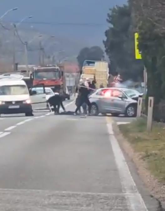 HOROR NA MAGISTRALOM PUTU KOD MOSTARA: Maskirana banda DEMOLIRALA vozilo bakljama i palicama, pa nasrnuli na vozača (VIDEO)