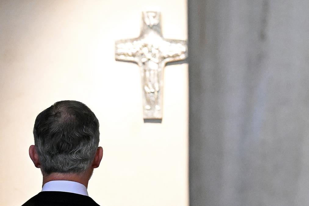 PREOBUKAO SE U SVEŠTENIKA I NAPRAVIO HAOS: Ušao u teren u mantiji i šutnuo protivnika! Sve otkriveno posle pet meseci!