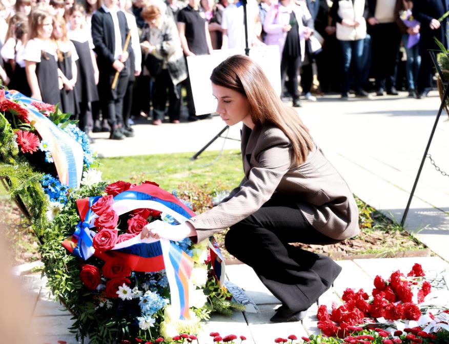 "DANAS STOJIMO NA MESTU TIŠINE KOJA GOVORI VIŠE OD REČI" Položeni venci na Spomenik deci stradaloj u NATO agresiji