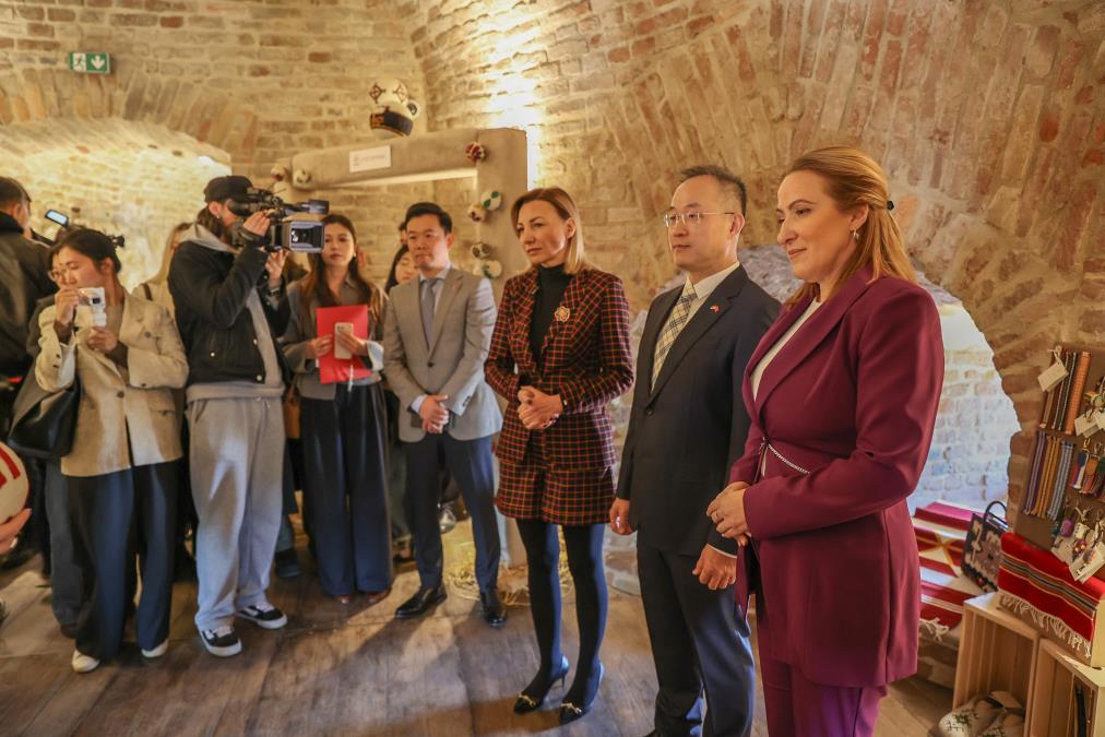 Srbija dobija suvenir koji spaja tradiciju, diplomatiju i turizam: Predstavljene pustovane lopte sa ćiriličnim i kineskim pismom