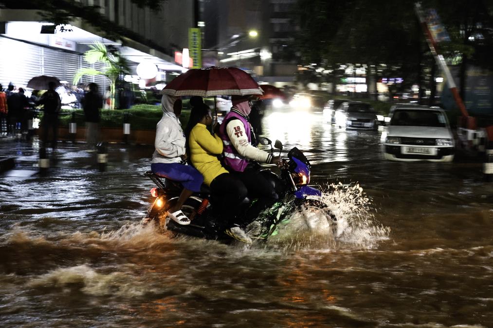 KATASTROFALNE SCENE IZ KENIJE NAKON ŠTO JE NASTRADALO NAJMANJE 88 LJUDI! Raseljeno više od 34.000 ljudi (VIDEO, FOTO)