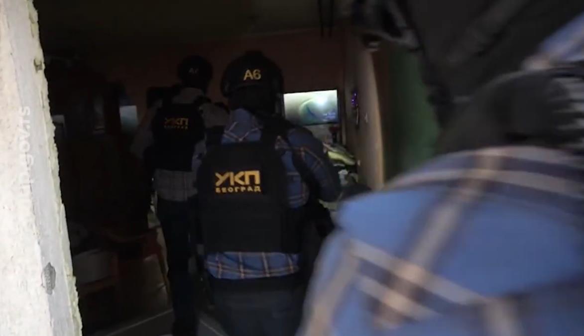 UHAPŠEN MUŠKARAC KOJI JE ZAPALIO POZNATI SPLAV NA NOVOM BEOGRADU: Specijalci upali u stan i iz kreveta izvukli osumnjičenog (22)! VIDEO