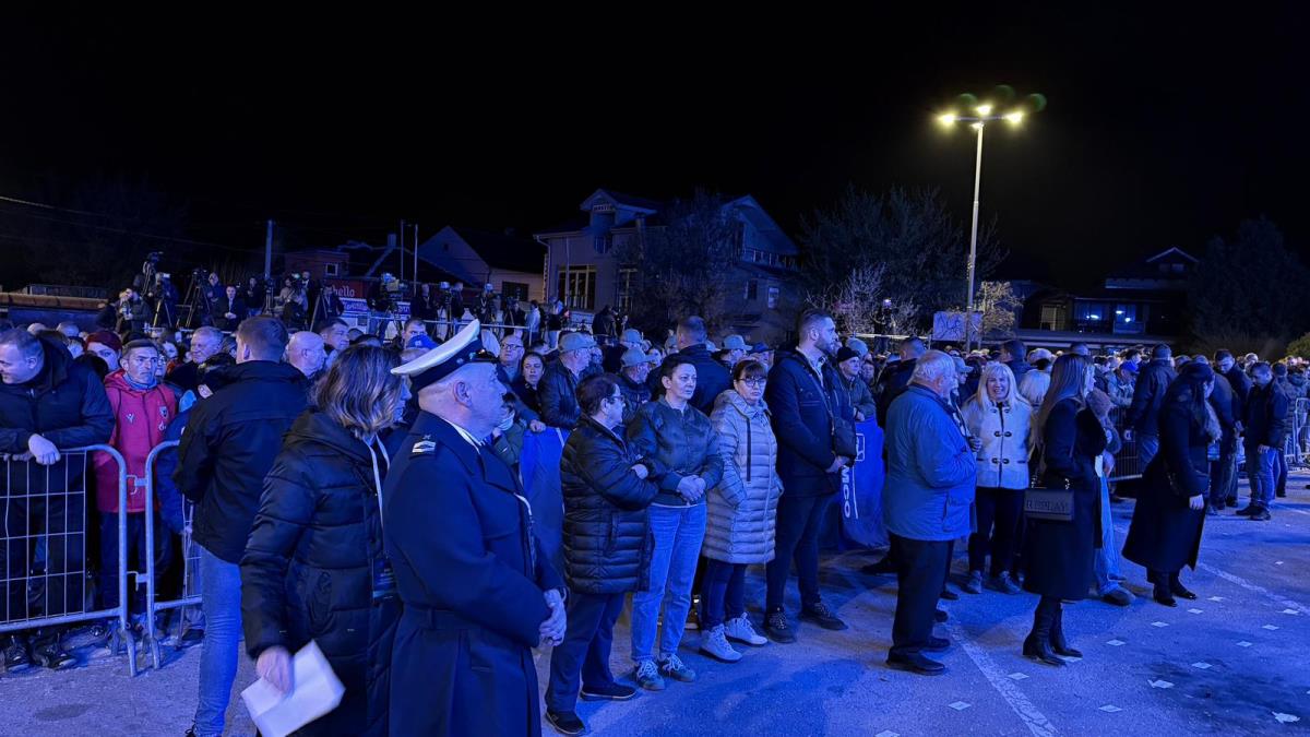 UŽIVO DAN SEĆANJA NA STRADALE U NATO AGRESIJI! Građani počeli da se okupljaju na platou Narodnog muzeja u Vranju, prisustvovaće i predsednik Vučić (FOTO)