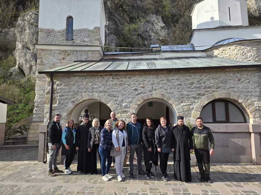 Sloga, rad, humanost: U porti i na imanju manastira Gornjak organizovana je zajednička akcija sadnje krompira za potrebe korisnika Zavoda "Male pčelice" 
