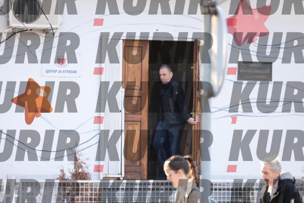 KURIR NA LICU MESTA, OPSADNO STANJE ISPRED KLINIKE! Dečak ubica skriven kišobranom uveden u auto, na sebi ima pancir! U Specijalni sud pod pratnjom Žandarmerije