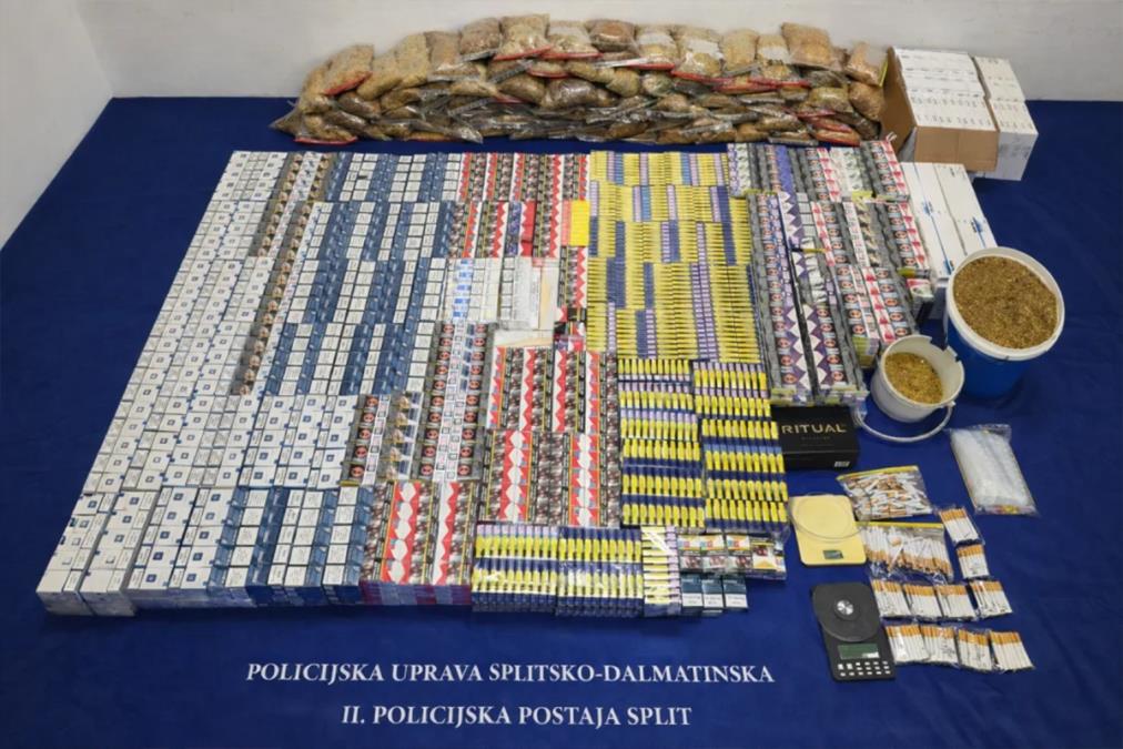 POLICIJA PRONAŠLA "FABRIKU DUVANA" U STANU U SPLITU! Oduzeto NA HILJADE kutija cigareta bez markice i vage za precizno merenje (FOTO)