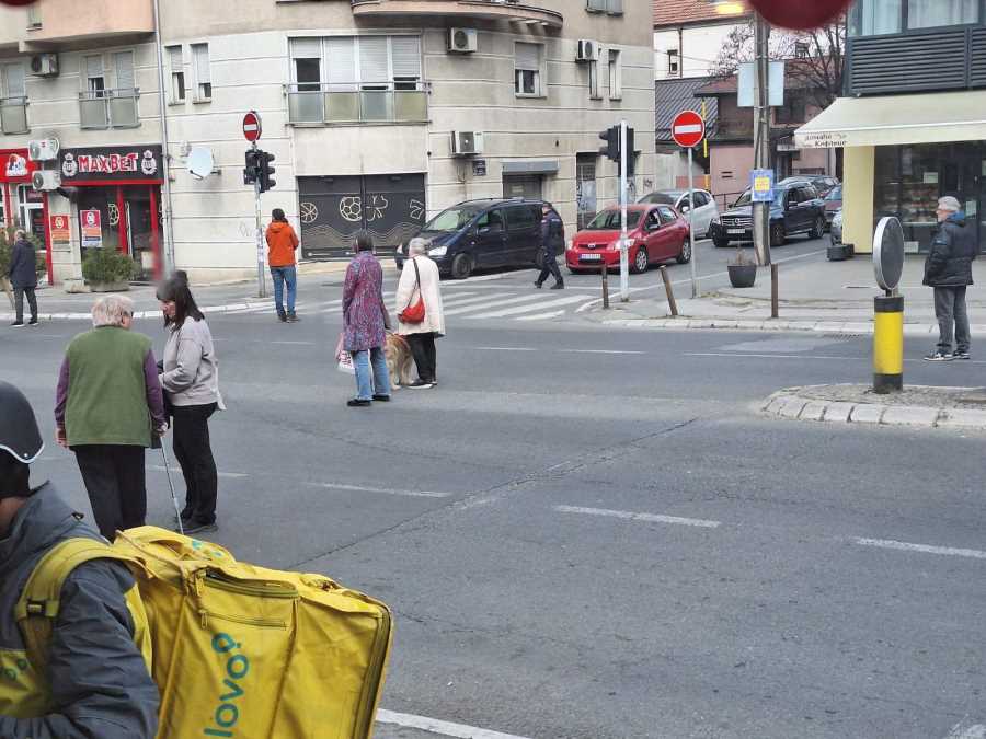 DVE PENZIONERKE I PAS?! Blokaderi sa Zvezdare spali na 3 slova, ali ipak maltretiraju ostatak Beograda: Znači, bilo ko može da izađe i zaustavi saobraćaj?! 