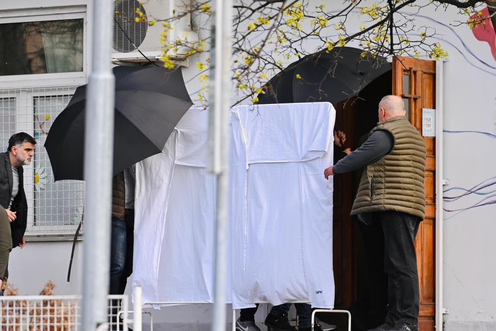 POGLEDAJTE KAKO JE MALOLETNI MASOVNI UBICA VRAĆEN IZ SUDA NA KLINIKU: Sakriven ispod crnih kišobrana, razvukli i paravane, inspektori oko njega (VIDEO/FOTO)