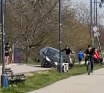 PIJAN KAO LETVA SLETEO U KANAL! Muškarac izazvao težak sudar u Futogu, pa NASTAVIO DA PRAVI HAOS: Prolaznici mu pomogli, on zamalo da ih PREGAZI! (VIDEO)