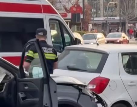 DVE ŽENE POVREĐENE, PREVEZENE U BOLNICU: Saobraćajna nesreća u Novom Sadu - pogledajte kako su uništeni automobili (VIDEO)
