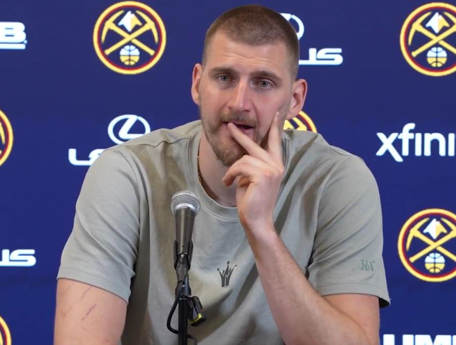 "SEĆAM SE, BILI SMO U AVIONU, PLAKAO SAM..." Jokića posle čudesne utakmice podsetili na jedan od najtužnijih trenutaka koje je doživeo u Denveru