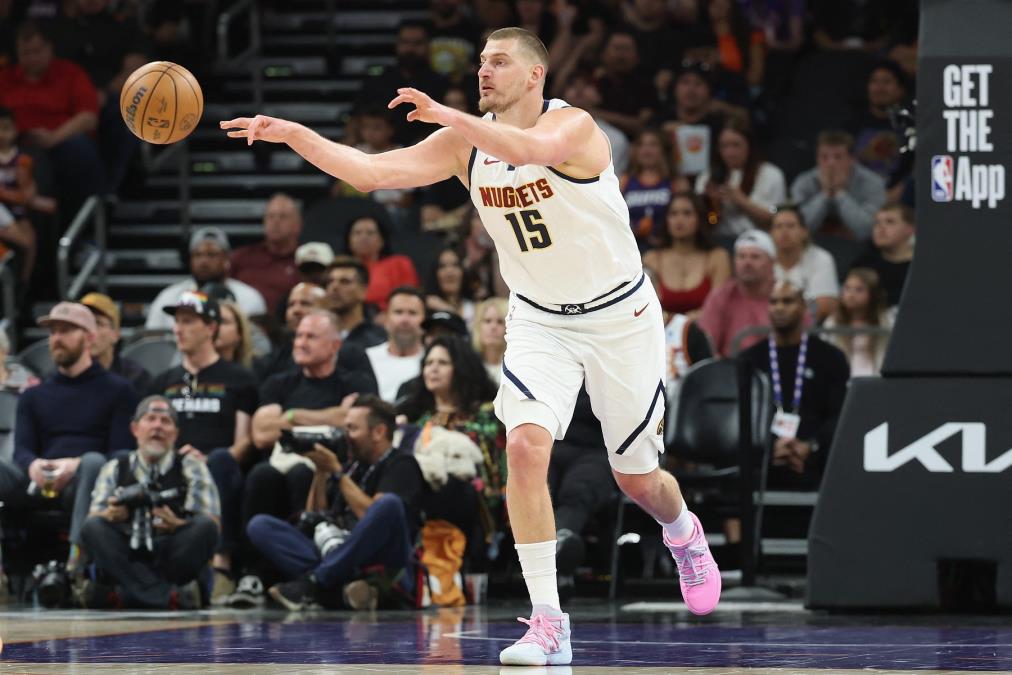 JOKIĆU, ŠTA TI JE TO NA NOGAMA? Srbin u urnebesnom stajlingu došao na konferenciju! Svi pričaju o onome što je obuo, jedan detalj je nasmejao celu Ameriku!