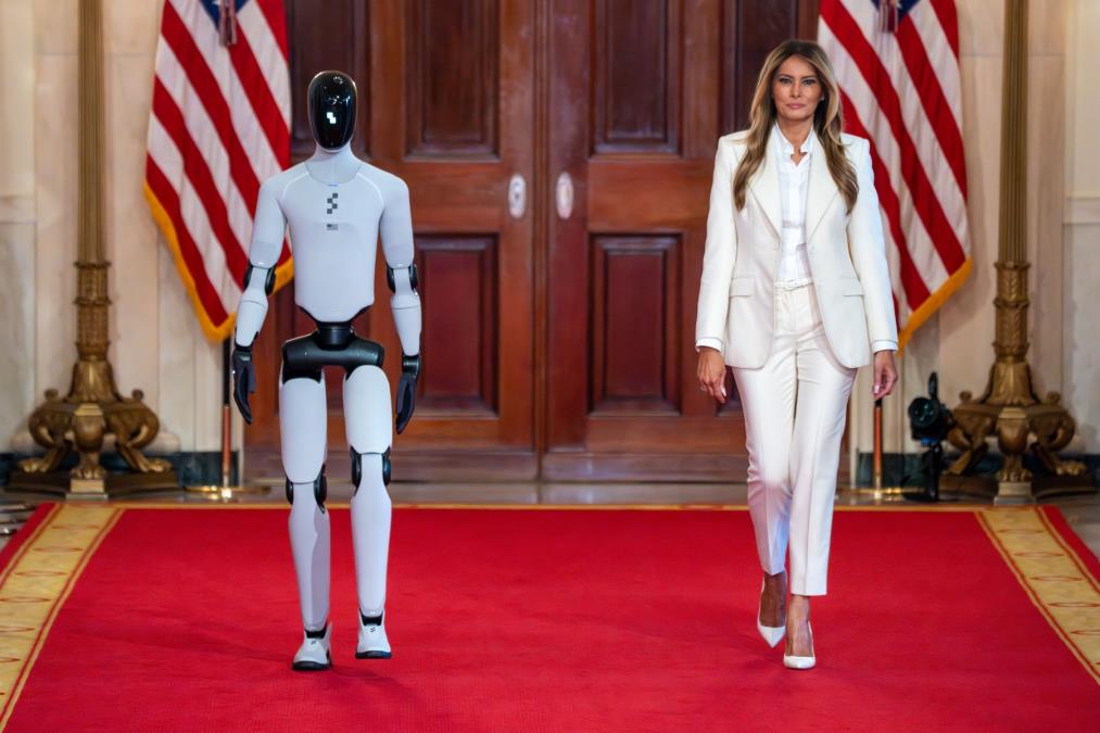 Melanija Tramp ušetala s robotom u Belu kuću, ali svi gledaju u njena stopala: Perfektno belo odelo i vrtoglave štikle opčinile dame sirom sveta