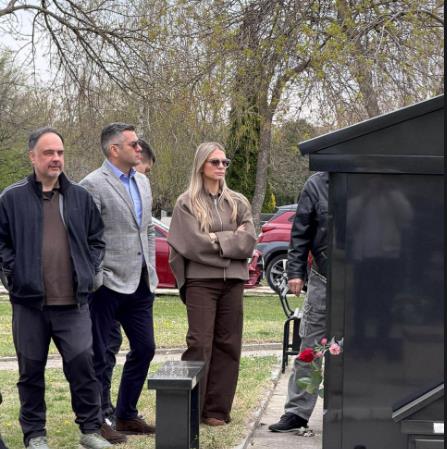 Ovo je prelepa sestra Marinka Madžgalja koju nikad ne viđamo u javnosti: Ljubica na pomenu tugu krila iza sunčanih naočara