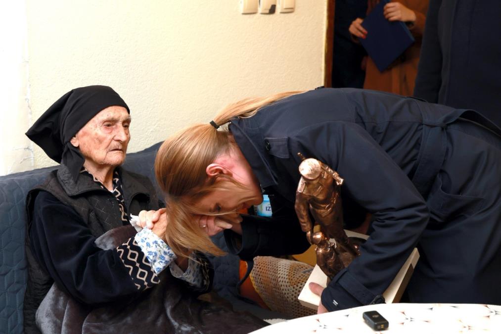 STARICE MAJKO, NA RUKAMA SVOJIM DRŽALA SI TRI JABUKE, TRI SINA... Ministarka Stamenkovski uručila Milji Zečević priznanje "Milunka Savić" (FOTO)