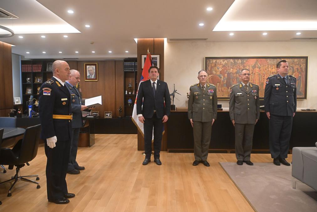 Ministar Gašić uručio ukaz o postavljenju na novu dužnost u Generalštabu Vojske Srbije: "Postavljenje na novu dužnost potvrda dosadašnjeg predanog rada"