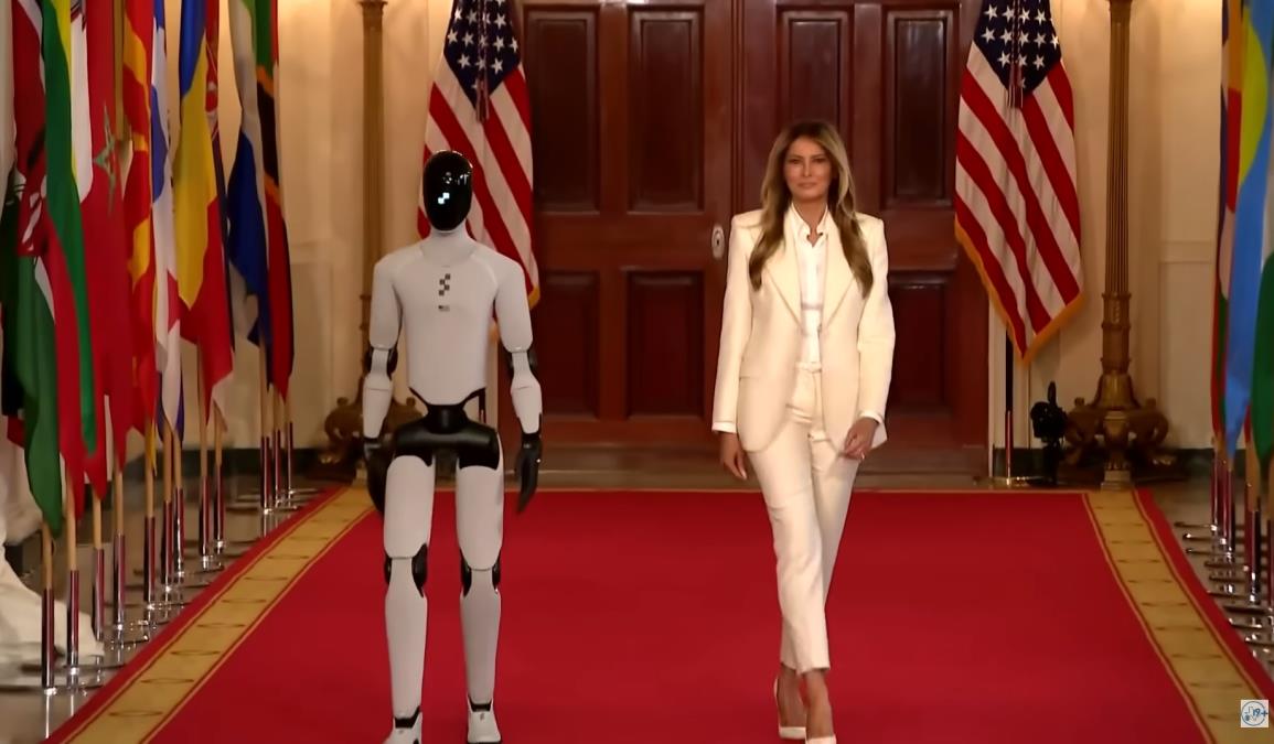 “Zamena za ljude” stigla u Belu kuću: Robot uz Melaniju zapalio mreže