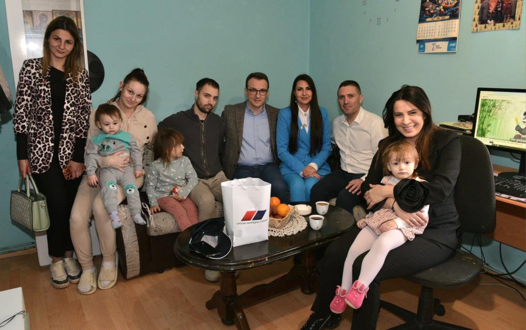PETKOVIĆ U ARANĐELOVCU POSETIO PORODICU STANIĆ: Očekujem ubedljivu pobedu SNS u svih 10 opština, jer vodi politiku budućnosti