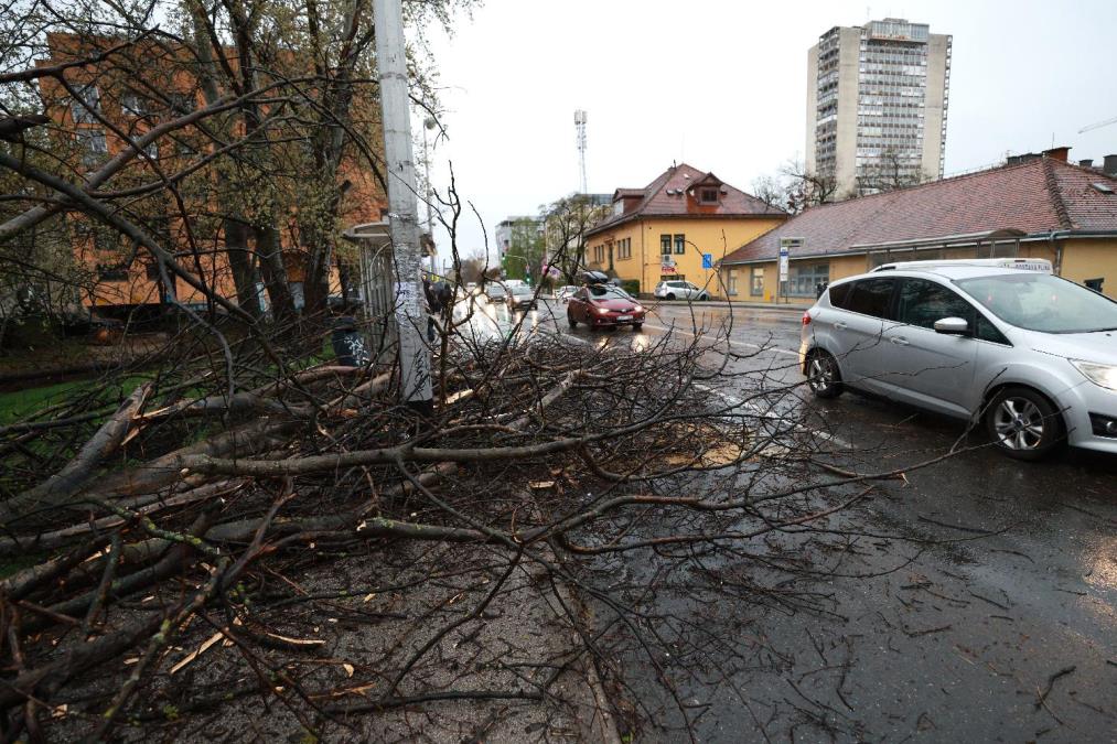 OVAKVA OLUJA VIĐA SE JEDNOM U STO GODINA! Orkanski vetar "ODUVAO" Zagreb, ogromna materijalna šteta širom Hrvatske (FOTO/VIDEO)