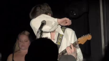 Bekamov sin plakao kao kiša dok je izvodio pesmu o bratu koji se odrekao porodice: Evo kako su reagovali Dejvid i Viktorija iz prvog reda (VIDEO)