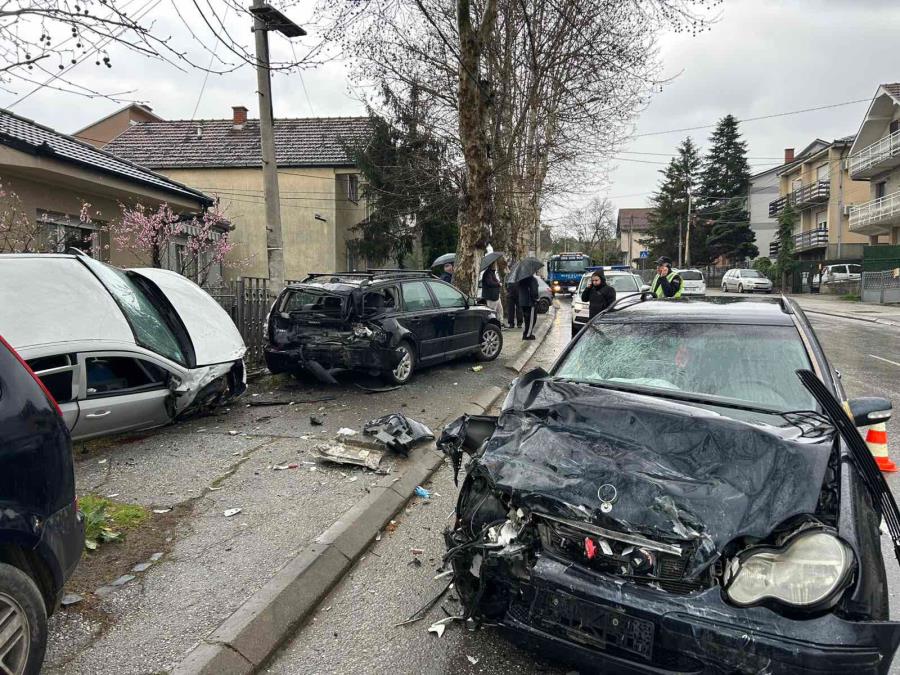 JEZIVE SCENE SA MESTA NESREĆE U KRAGUJEVCU: Mladić poginuo, više povređenih prebačeno u  Klinički centar (foto)