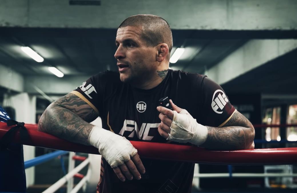 VASO BAKOČEVIĆ SE VEČERAS BORI PROTIV POZNATOG SRPSKOG REPERA! Evo gde možete da gledate tuču koju jedva čeka cela Srbija! Tu su još Marko Džek, Toni Montana...