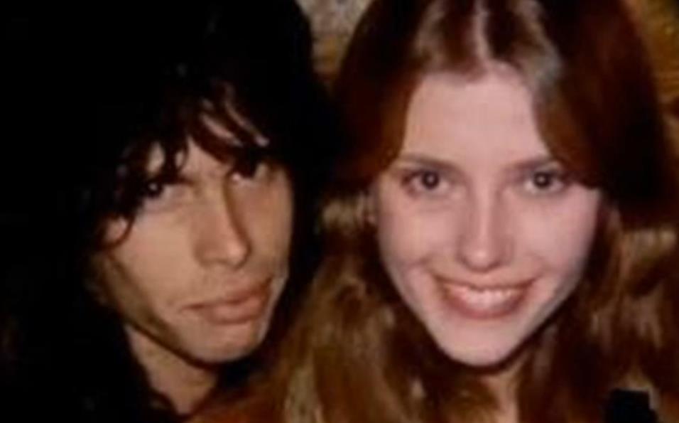 Čuveni pevač usvojio devojčicu pa joj maloletnoj napravio dete: Naterao je da abortira, uništio joj život, o tome je samo jednom govorio