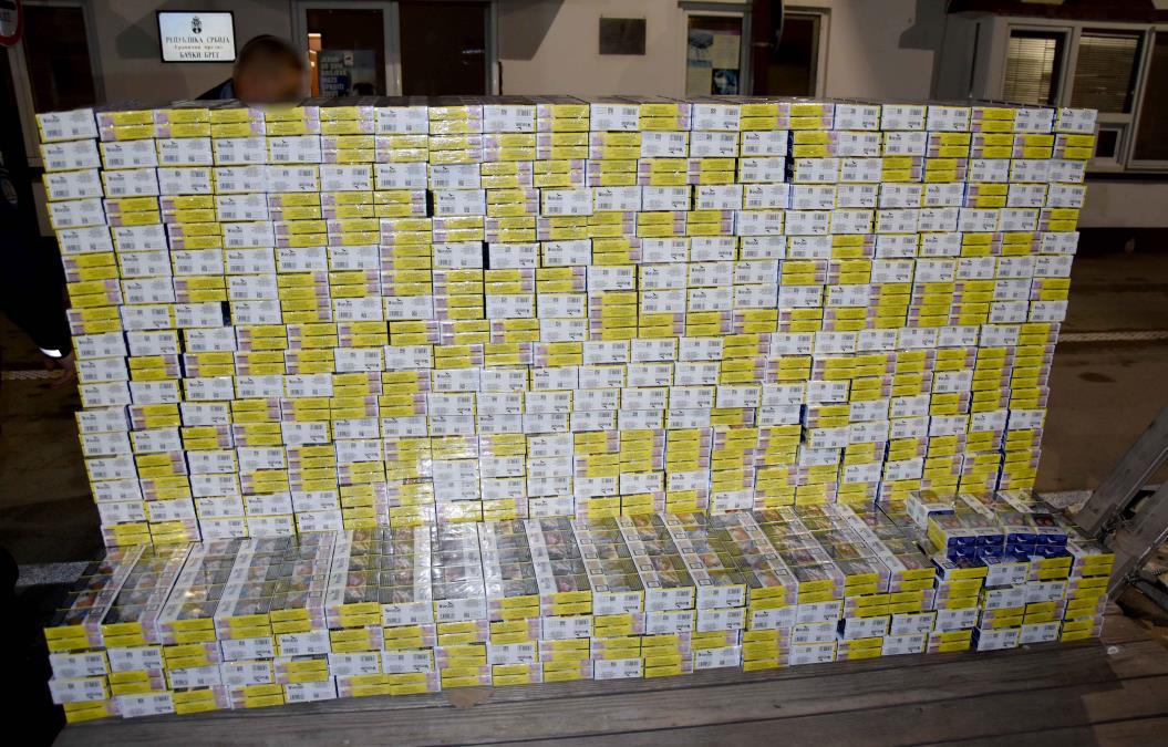 MUŠKARAC UHVAĆEN NA BAČKOM BREGU SA 5.260 PAKLICA CIGARETA: Budžet Republike Srbije oštećen za više od 2 miliona dinara (FOTO)