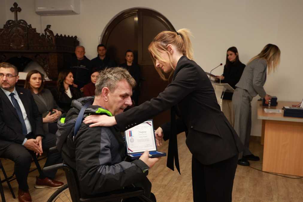 "Nije uobičajena smrt nego lansiranje u visine Božijeg zagrljaja"! Đurđević Stamenkovski uručila 64 boračke spomenice: Majke junaka treba da su ponosne