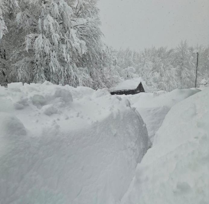 METAR SNEGA NA PLITVIČKIM JEZERIMA: Neprohodni putevi, brojna vozila ostala zatrpana (FOTO)