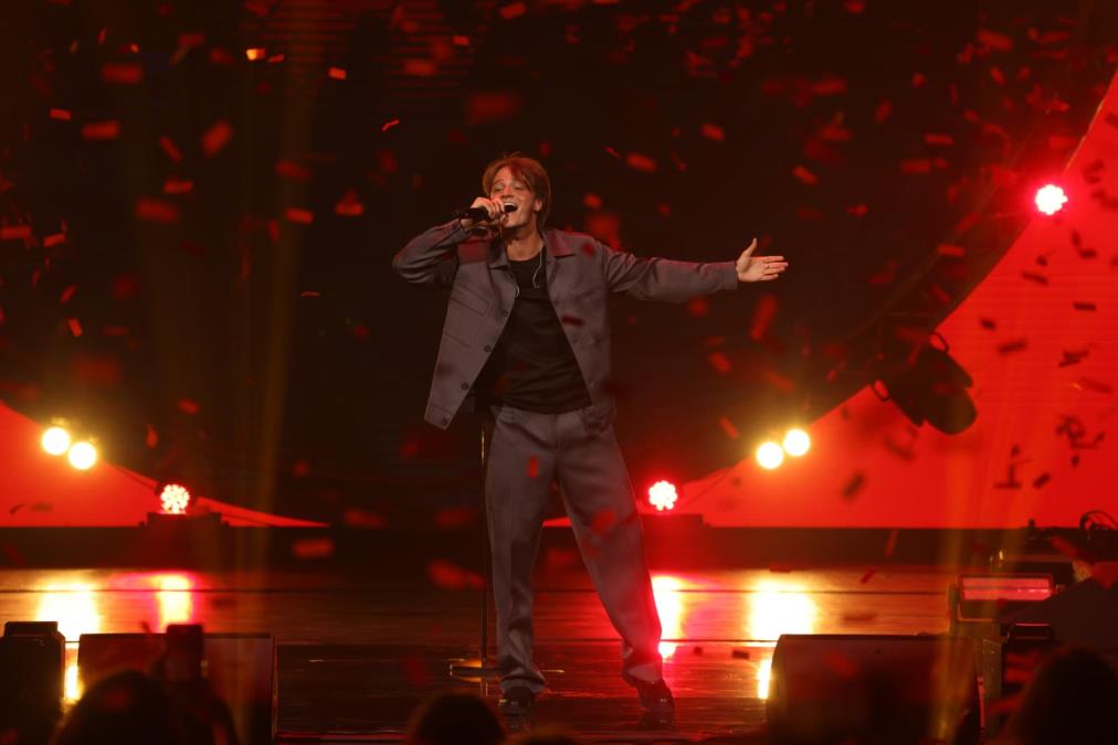 OVA LEPOTICA DOŠLA DA GA IZNENADI! Četvrti koncert Jakova Jozinovića je pravi šou, nema igla gde da stane, a tek kad vidite šta su radili u publici (VIDEO)