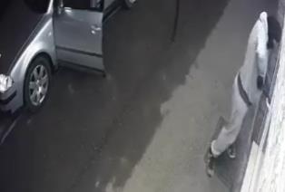 POKUŠAO DA PROVALI U MESARU U STEPOJEVCU: Mučio se, mučio, pa pobegao - pogledajte neuspeli pokušaj razbojništva (VIDEO)