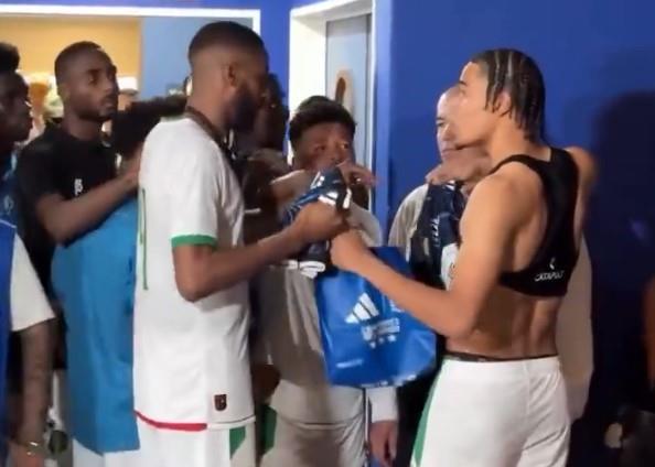 PA, OVO NEMA NIGDE - IGRAČI MAURITANIJE U ŽESTOKOM KLINČU ZBOG DRESOVA ARGENTINACA! Pokazali zube Mesiju i ekipi, pa se UMALO POTUKLI ispred svlačionice (VIDEO)