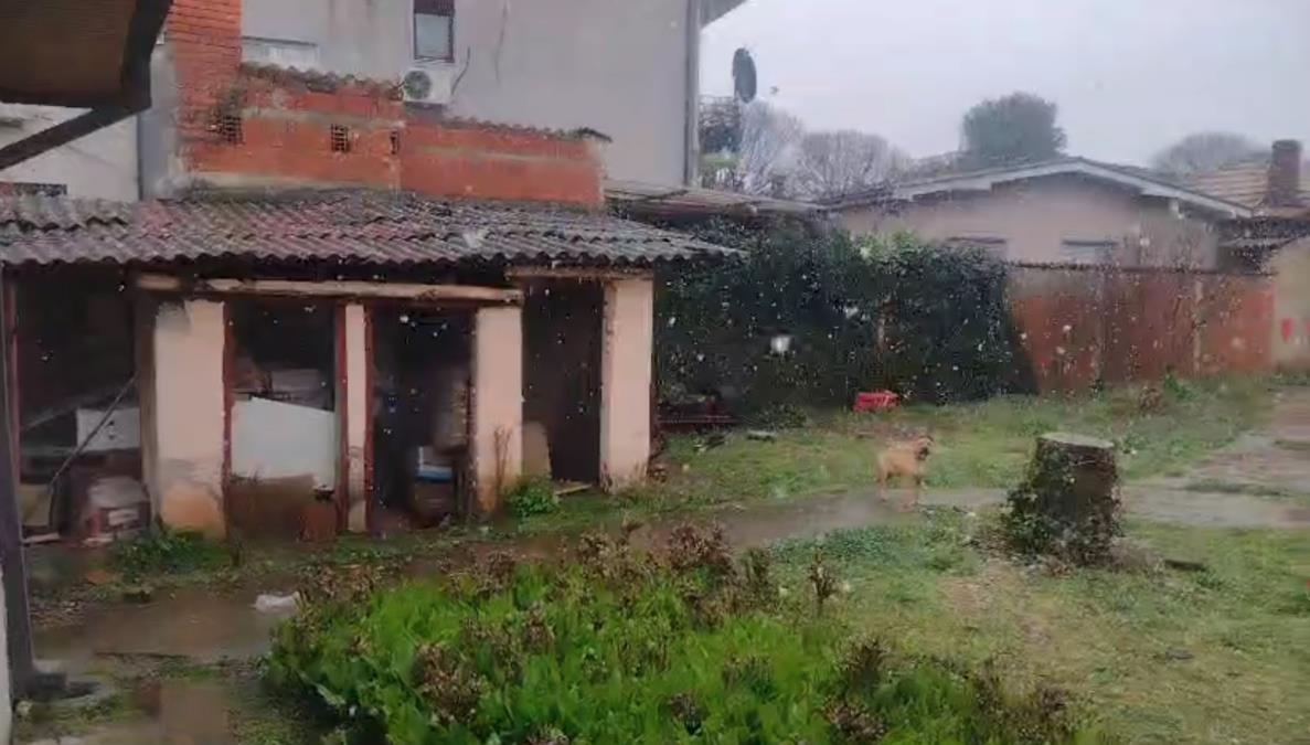 POSLE PROLEĆNIH DANA VEJE SNEG U NIŠU: Baba marta se ne predaje, pogledajte nesvakidašnje scene iz srpskog grada (VIDEO)