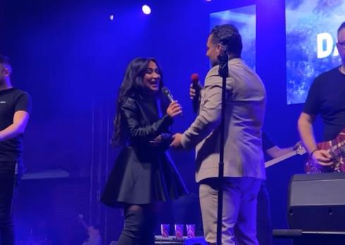 EMOTIVAN SNIMAK PRVOG NASTUPA DARKA LAZIĆA NAKON SMRTI BRATA DRAGANA Evo koju pesmu mu je posvetio - Borio se sa emocijama na bini (VIDEO)