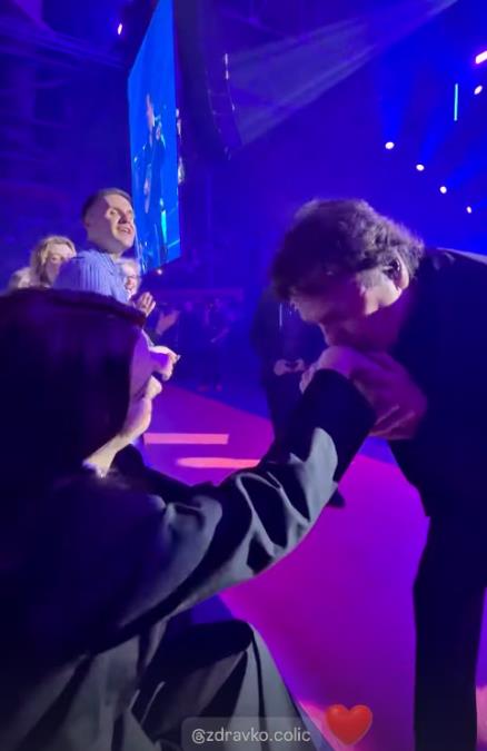 ČOLA NAPRAVIO POMETNJU NA KONCERTU U ZETRI: Sišao sa bine i prišao Milici, ona se uhvatila za glavu: E, sad mogu da umrem! (VIDEO)