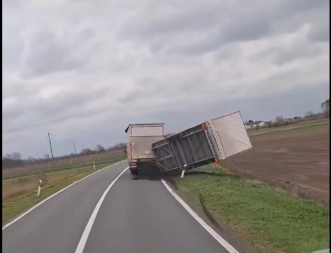 SNAŽAN VETAR UDARIO U KAMION, PRIKOLICA SE PREVRNULA! Jeziv snimak iz Hrvatske (VIDEO)