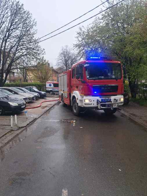 VATROGASCI HEROJI SPASILI DVE OSOBE IZ POŽARA! Sprečena tragedija u Kruševcu, u poslednjem trenutku izvučeni iz vatrene stihije (foto)